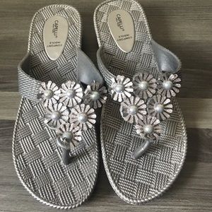 NWT silver Flower Sandals